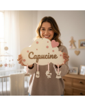 Plaque de naissance personnalisée fille – Nuage en bois avec prénom découpé et breloques décoratives Plaque de naissance personnalisée fille – Nuage en bois avec prénom découpé et breloques décoratives
