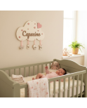 Plaque de naissance personnalisée fille – Nuage en bois avec prénom découpé et breloques décoratives Plaque de naissance personnalisée fille – Nuage en bois avec prénom découpé et breloques décoratives