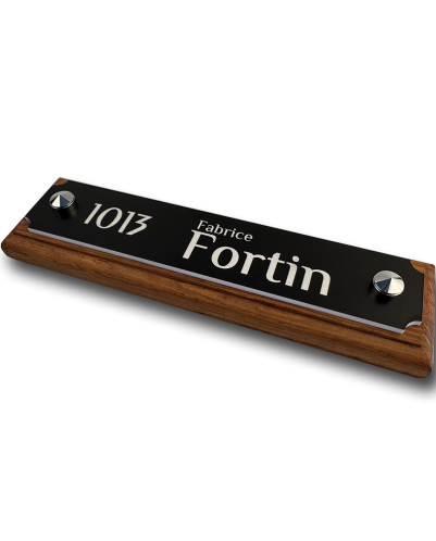 Personalized Black House Sign 186x37 mm | White Engraved | Scalloped Edges